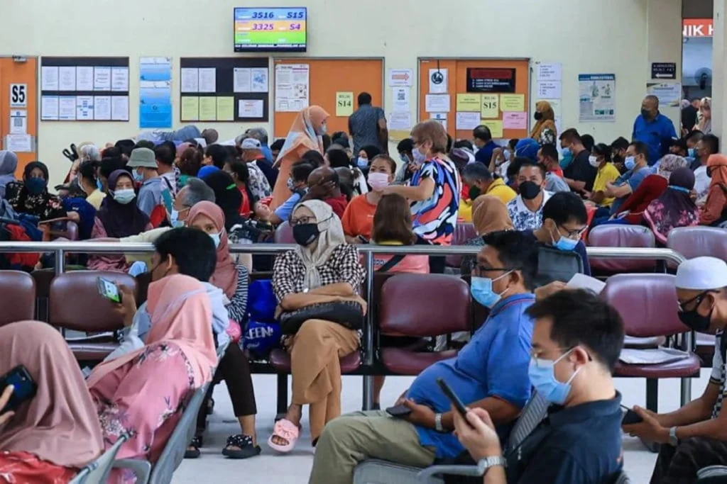 The futility of reformism becomes increasingly clear to the rakyat when capitalism, now in its death agony, threatens to commodify all things public, healthcare included, as shown in this overcrowded hospital in Johor.