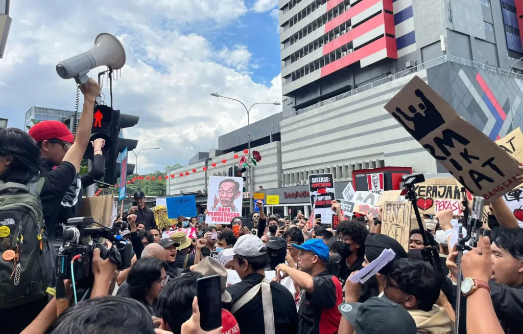 2025 02 12 protes mahasiswa anak muda rakyat benci rasuah refleksi sosialis alternatif Protes Rakyat Benci Rasuah: Refleksi Sosialis Alternatif Sosialis Alternatif