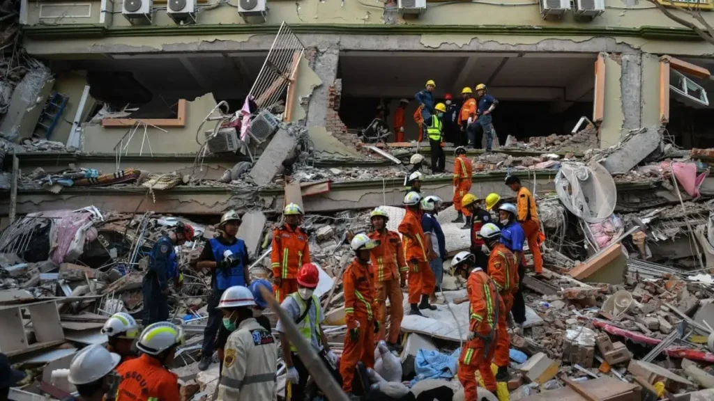 Gempa Bumi Terkuat dalam Sejarah Melanda Myanmar Ketika Negara dalam Perang Saudara 2 Pasukan penyelamat bertungkus-lumus mencari mangsa yang terperangkap di sebalik runtuhan bangunan akibat gempa bumi bermagnitud 7.7 yang melanda pada 28hb Mac, antara yang terkuat dalam sejarah Myanmar, yang menggegarkan negara yang sedang dilanda perang saudara.