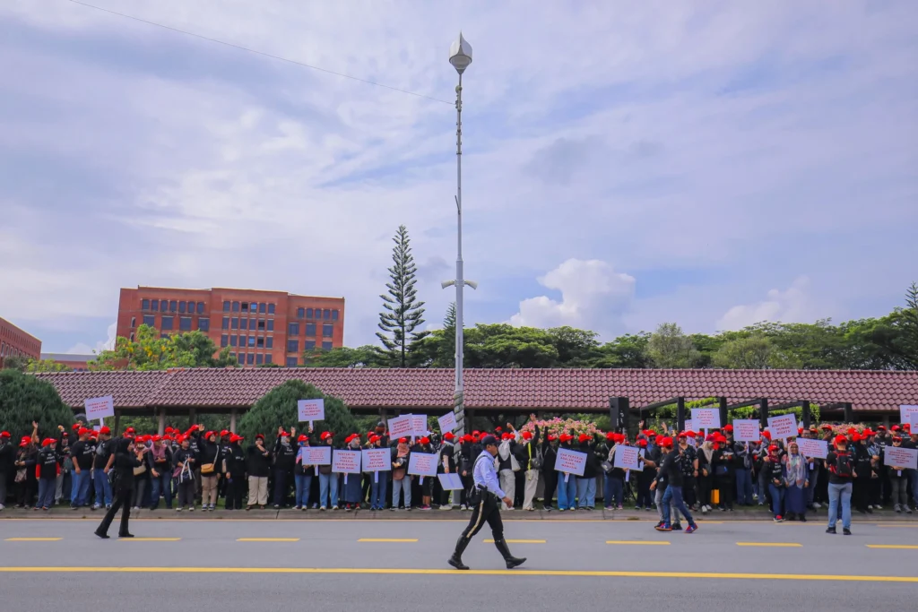 2025 07 08 nube protes hari pekerja foto 2 sosialis alternatif “Suara yang Dibisukan”: Lebih 1,000 pekerja bank dan ahli kesatuan NUBE berhimpun di Putrajaya menuntut keadilan sempena Hari Pekerja Sosialis Alternatif