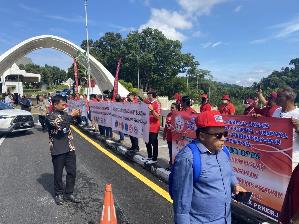 Solidariti buat PPPMEU, EIEUNR, NUTEAIW dan EIEUSR 11 2025 11 13 kesatuan protes bantah union busting 3 sosialis alternatif Solidariti buat PPPMEU, EIEUNR, NUTEAIW dan EIEUSR Sosialis Alternatif