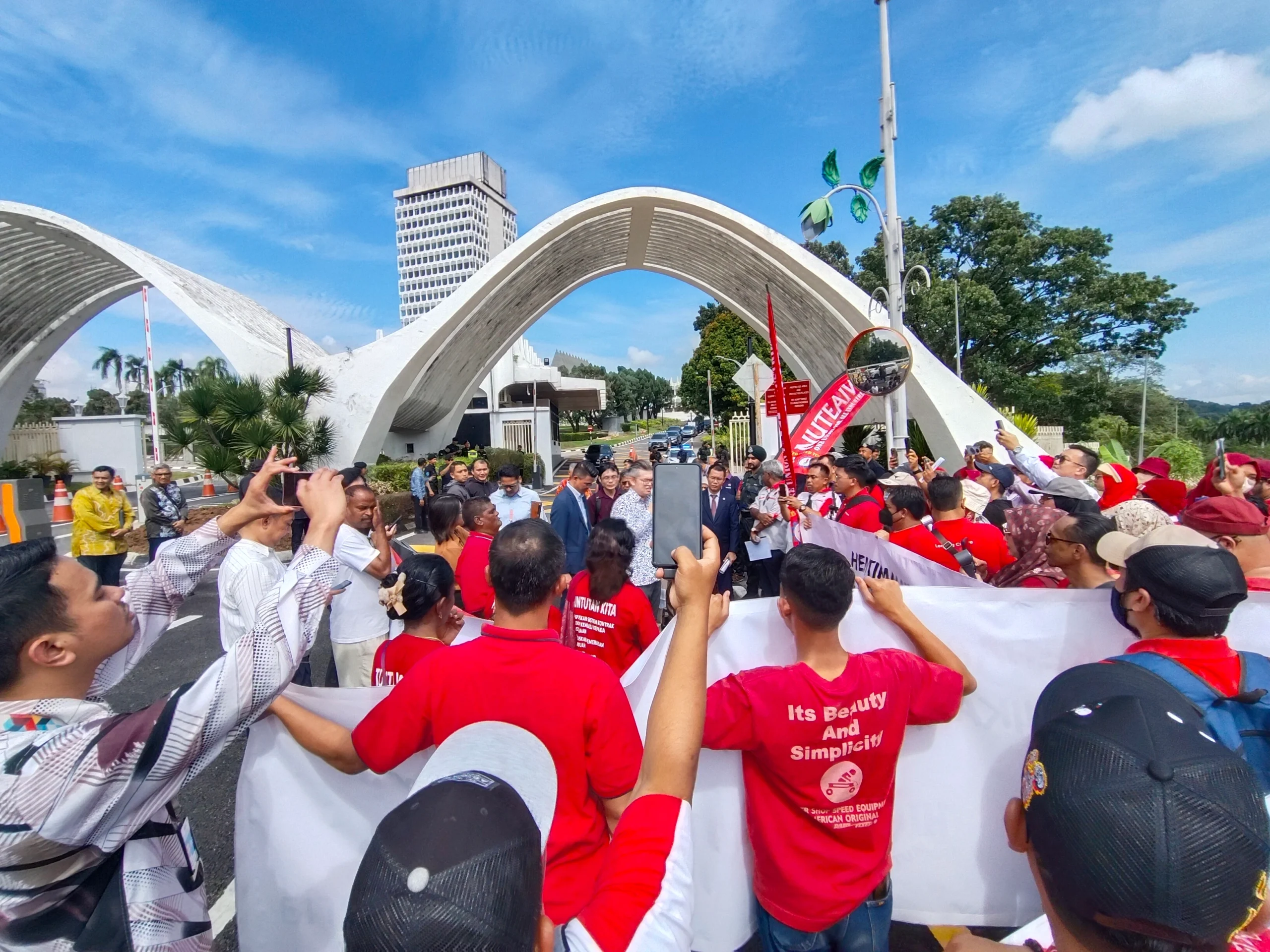Solidariti buat PPPMEU, EIEUNR, NUTEAIW dan EIEUSR 32 Pekerja-pekerja dari beberapa kesatuan nasional bersolidariti bangkit lawan union busting pagi ini di hadapan bangunan Parlimen.