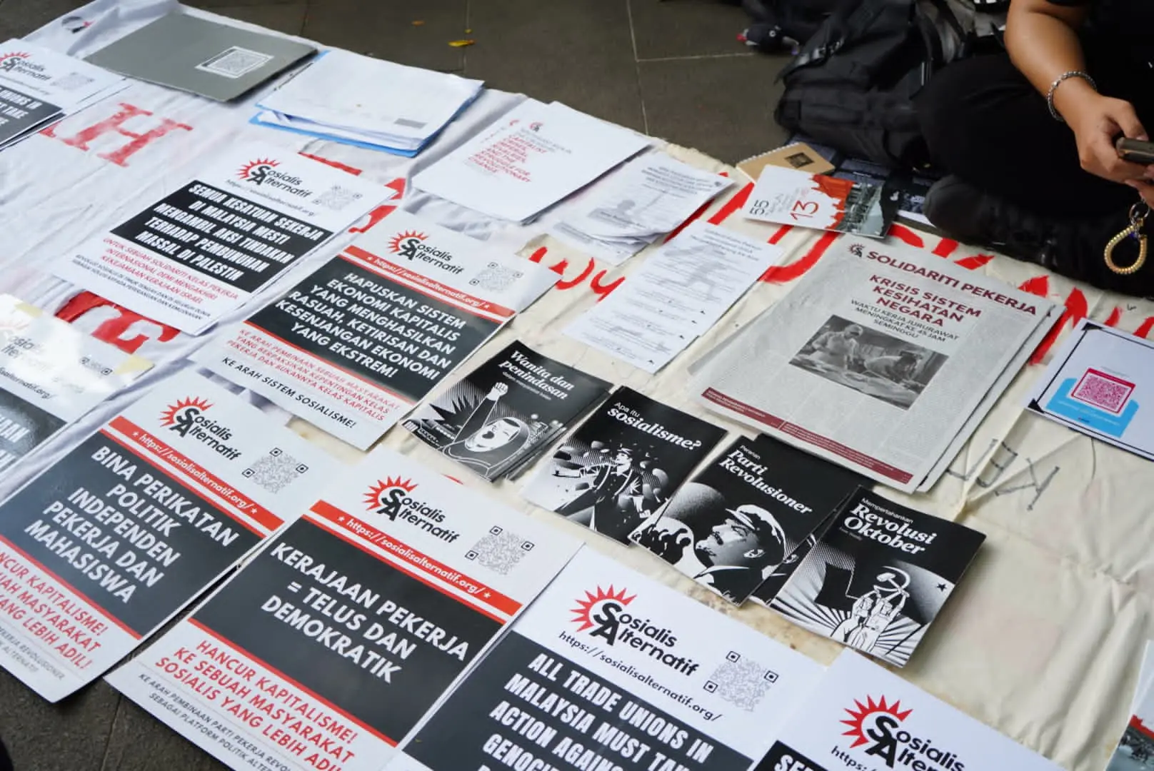 Mesyuarat nasional Sosialis Alternatif kali ini mengukuhkan lagi perspektif politik semua ahli kami, terutamanya golongan belia, berhubung era baru kapitalisme global yang sedang menghadapi krisis meluas dan mendalam. Tahun 2026 akan menyaksikan bahan-bahan baru dan kempen yang lebih aktif bersama kelas pekerja, supaya tugas penubuhan parti pekerja massa yang independen dapat dilanjutkan.