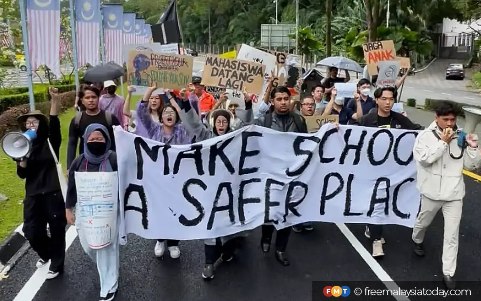 "Jadikan sekolah tempat selamat" harus menghubungkan perjuangan dengan solidariti kelas pekerja dan komuniti setempat seperti guru, para kaunselor dan ibu bapa. Bukan sekadar sokongan atas dasar simpatisan tetapi membina perjuangan bersama. Tuntutan agar kerajaan meringankan beban guru dengan menambah bilangan kakitangan yang bertauliah harus disatukan dalam tuntutan anti keganasan seksual terhadap pelajar.