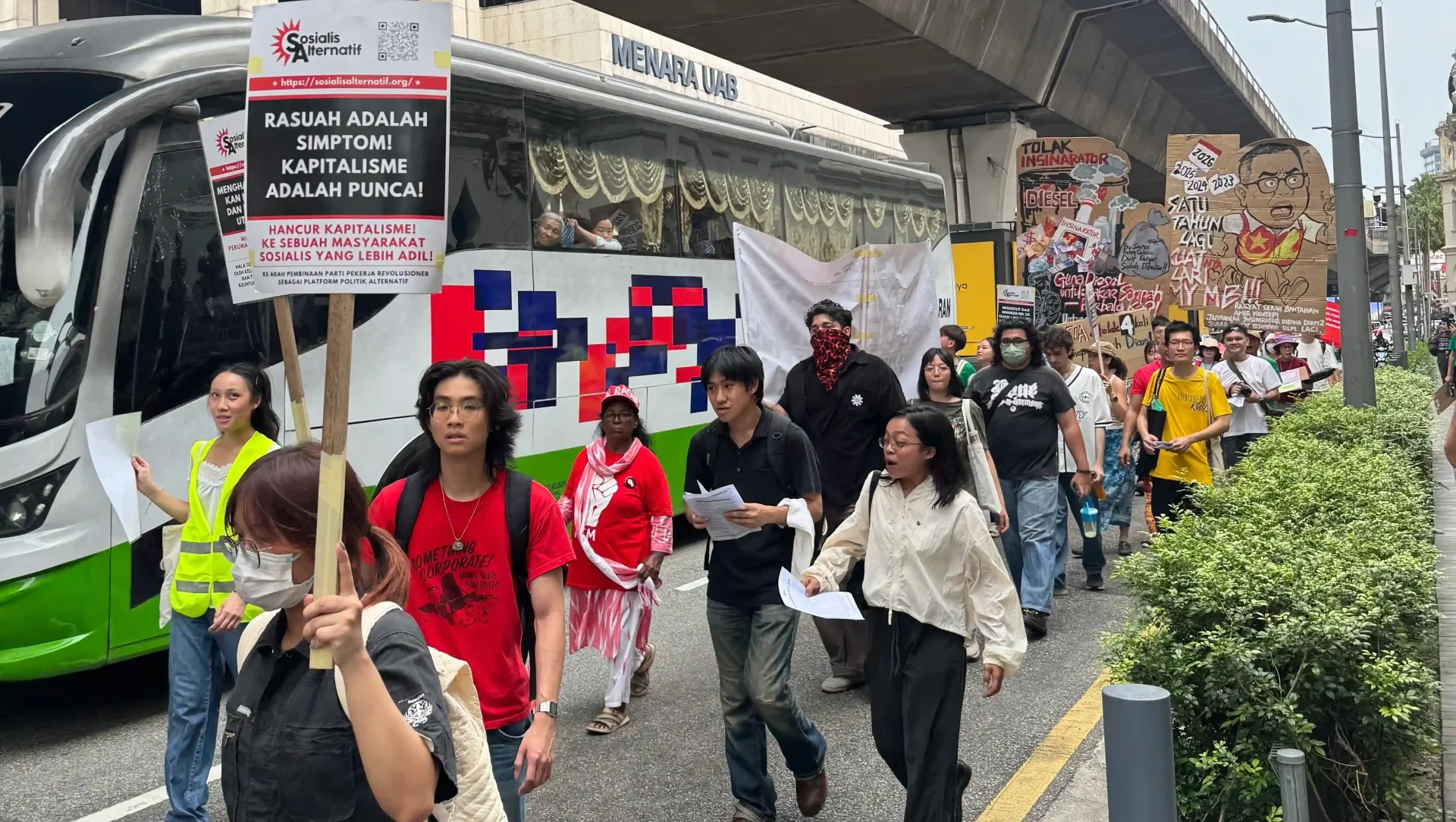 kontinjen Sosialis Alternatif dalam perarakan Hari Buruh menuju Dataran Merdeka