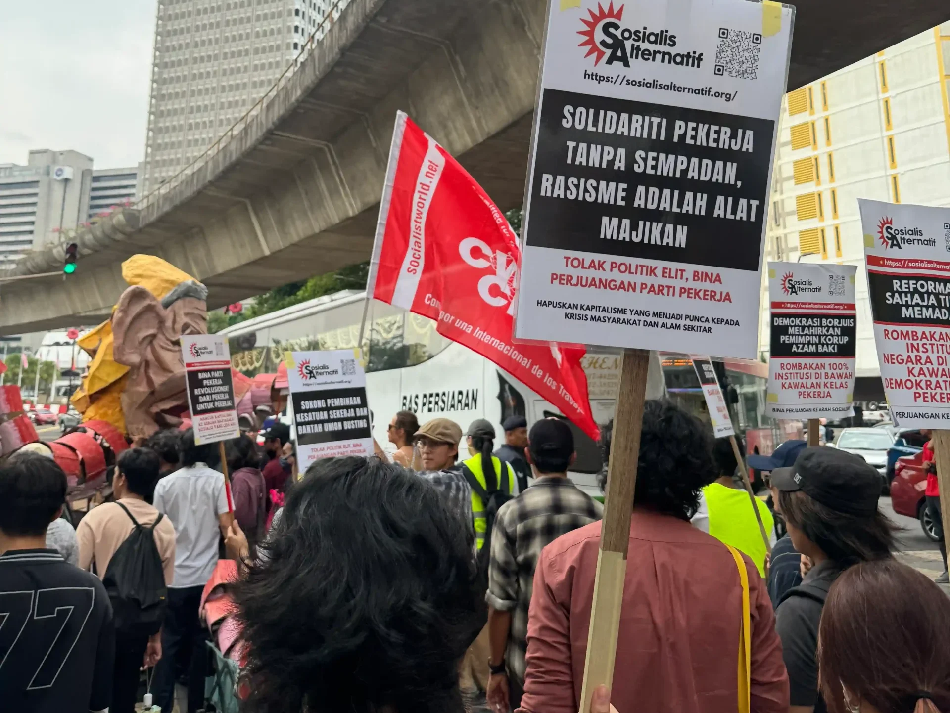 Hari Pekerja 2026 dan Krisis Kapitalisme 24 Kontinjen Sosialis Alternatif berarak sambil memegang sepanduk dan bendera CWI (Committee for a Workers' International) pada Hari Pekerja 2026 di Kuala Lumpur.