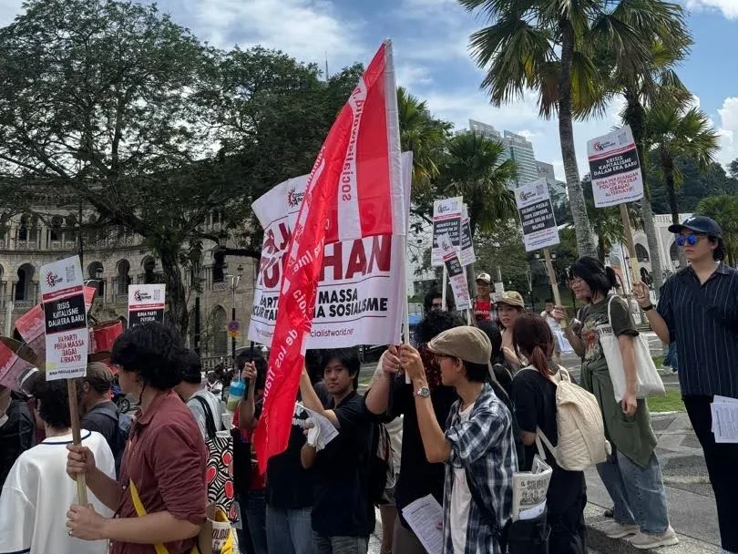 1 Mei 2026: Kontinjen Sosialis Alternatif bersedia di hadapan Masjid Negara untuk berarak ke Dataran Merdeka.