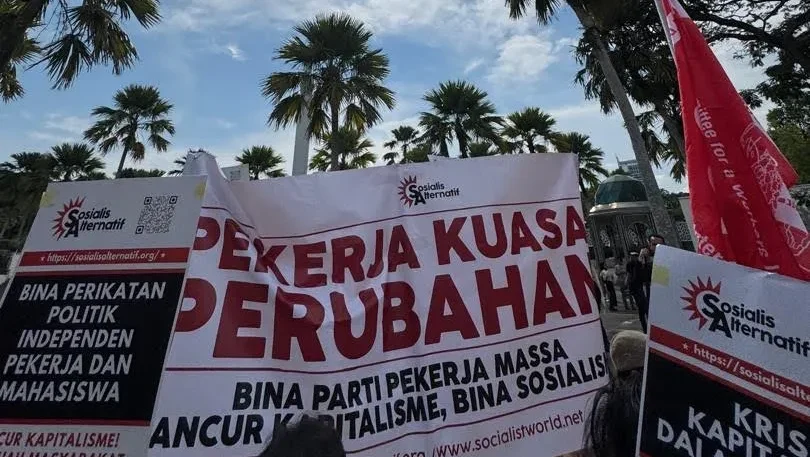 Kontinjen Sosialis Alternatif membawa banner 'Pekerja Kuasa Perubahan'.