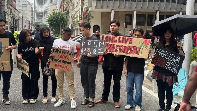 Kontinjen anak muda dari Universiti Malaya mengangkat hak gaji untuk pelatih.