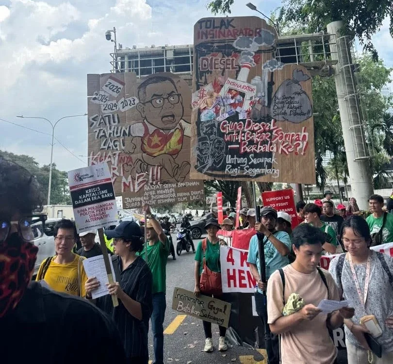 Kontinjen Sosialis Alternatif membawa plakad ‘Krisis Kapitalisme Dalam Era Baru, Bina Politik Pekerja Sebagai Alternatif'.