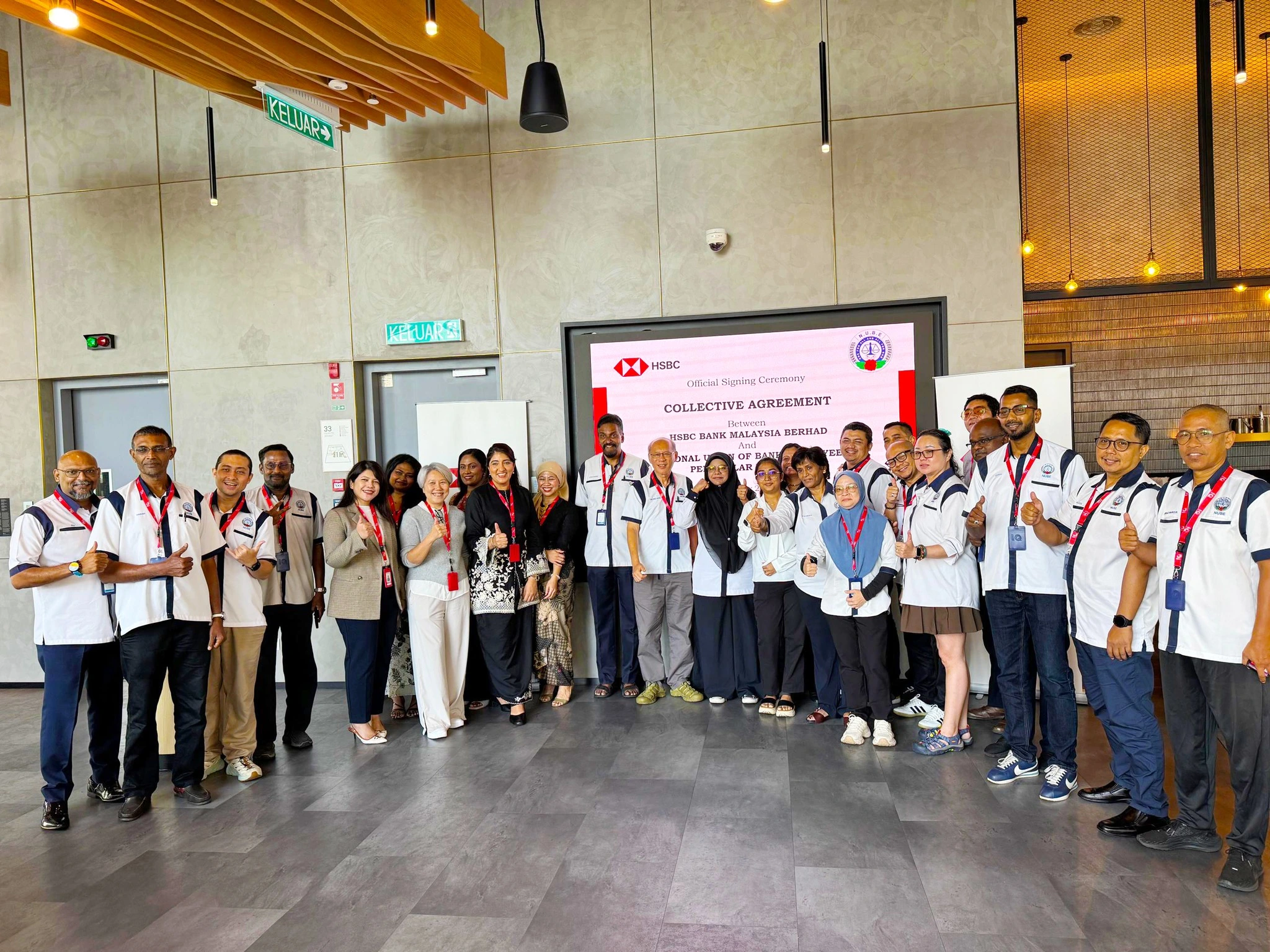 Gambar berkumpulan pada majlis menandatangani perjanjian CSB CA ke-6 antara NUBE dan HSBC pada 23 Mei 2026 (sumber: NUBE)