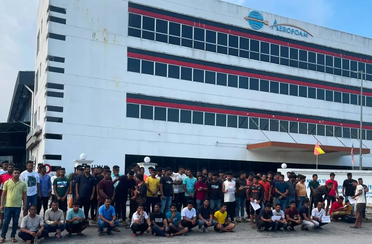 Pekerja migran mogok di hadapan kilang Aerofoam Manufacturing. (Sumber: Migrant Welfare Network)