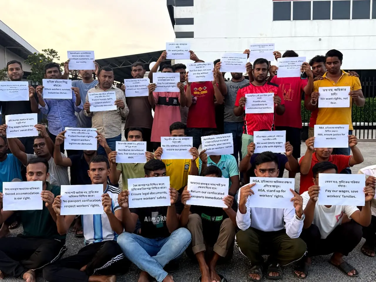 Aksi pekerja migran mogok di hadapan kilang Aerofoam. (Sumber: Migrant Welfare Network)