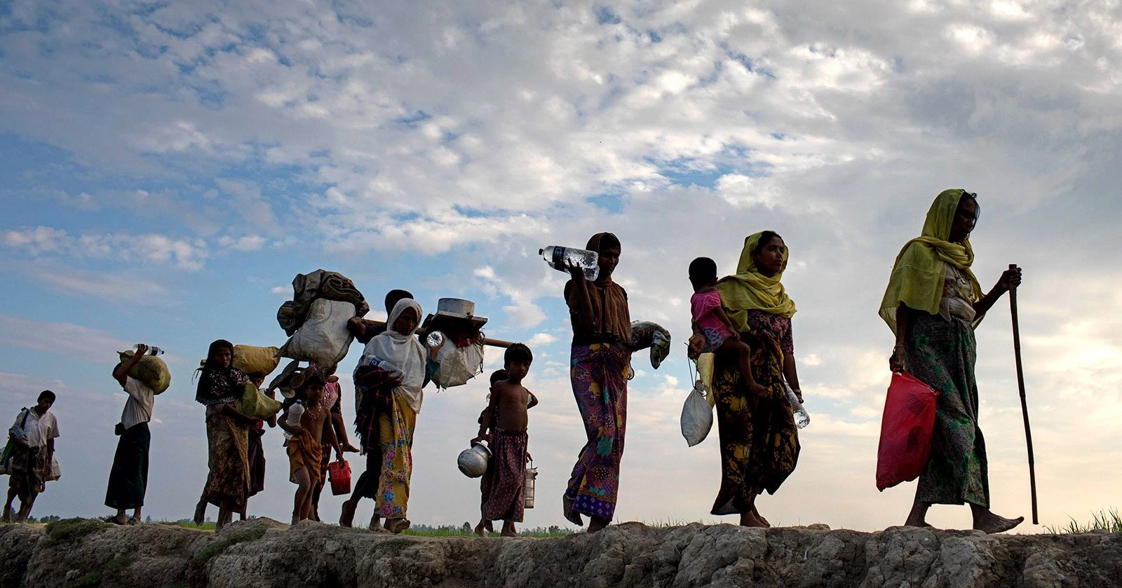 Pelarian Rohingya Bukan Musuh: Bela hak pelarian, pekerja harus bersatu 11 Pelarian Rohingya berjalan merentasi sempadan Myanmar–Bangladesh. (Sumber: Amnesty International)