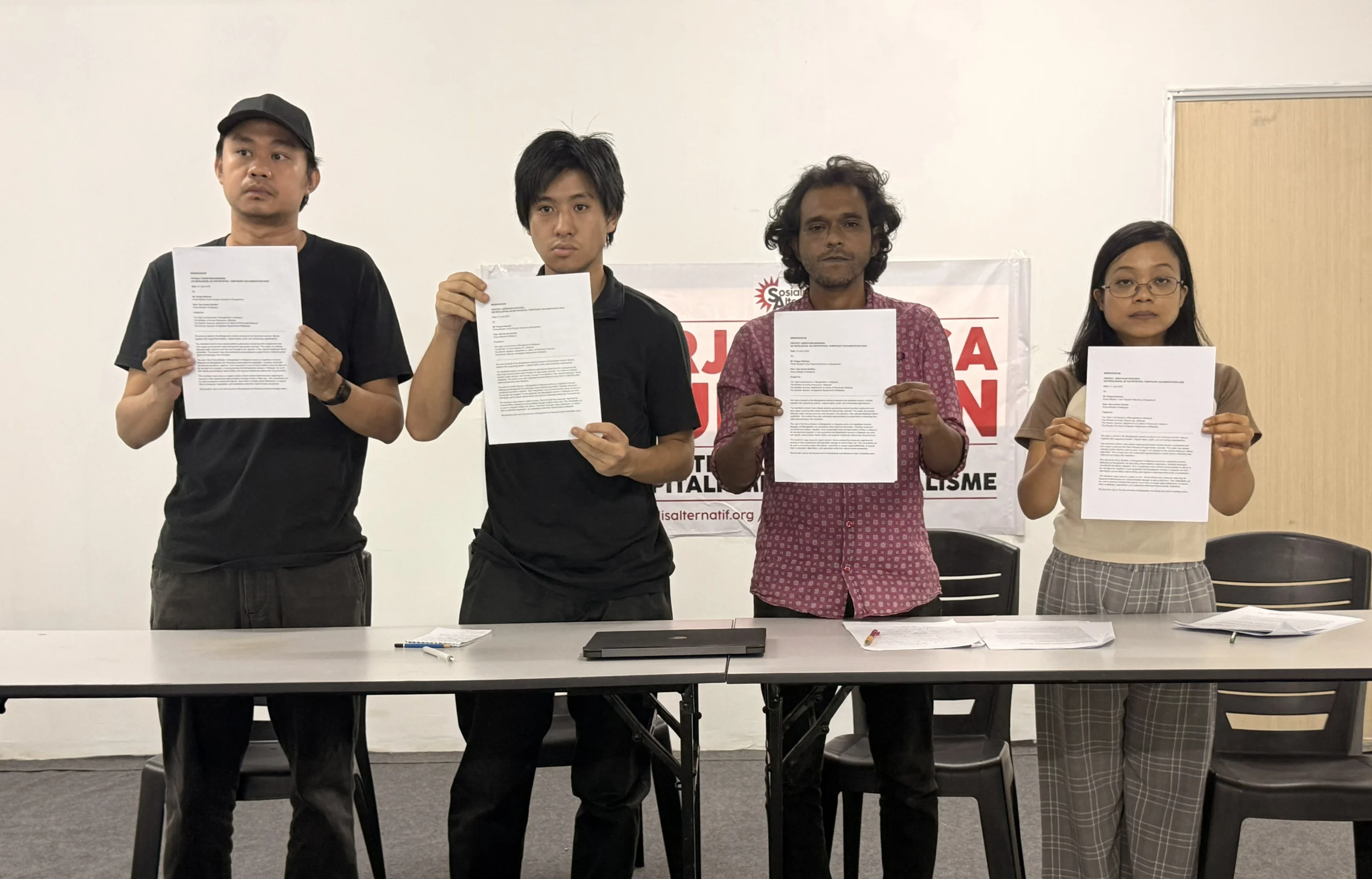 Representatives from Sosialis Alternatif, Kesatuan Muda Sosialis, Jaringan Solidariti Pekerja and Gerakan Pembebasan Wanita recorded a press statement calling for immediate protection of striking Bangladeshi migrant workers at Aerofoam Manufacturing.
