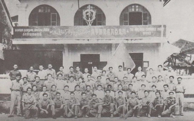 Hartal 1947 3 Perhimpunan di pejabat Parti Komunis Malaya di Singapura, dikatalogkan sebagai 1945. Foto ini memberikan konteks politik selepas perang.