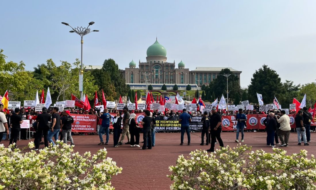 Ahli NUBE berhimpun membawa sepanduk dan bendera dalam demonstrasi #BankTipuKita di Putrajaya pada 3 Oktober 2026.