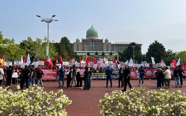 Solidariti NUBE #BankTipuKita: Perjuangan Pekerja Bank Perlu Melangkah ke Hadapan 1 Ahli NUBE berhimpun membawa sepanduk dan bendera dalam demonstrasi #BankTipuKita di Putrajaya pada 3 Oktober 2026.