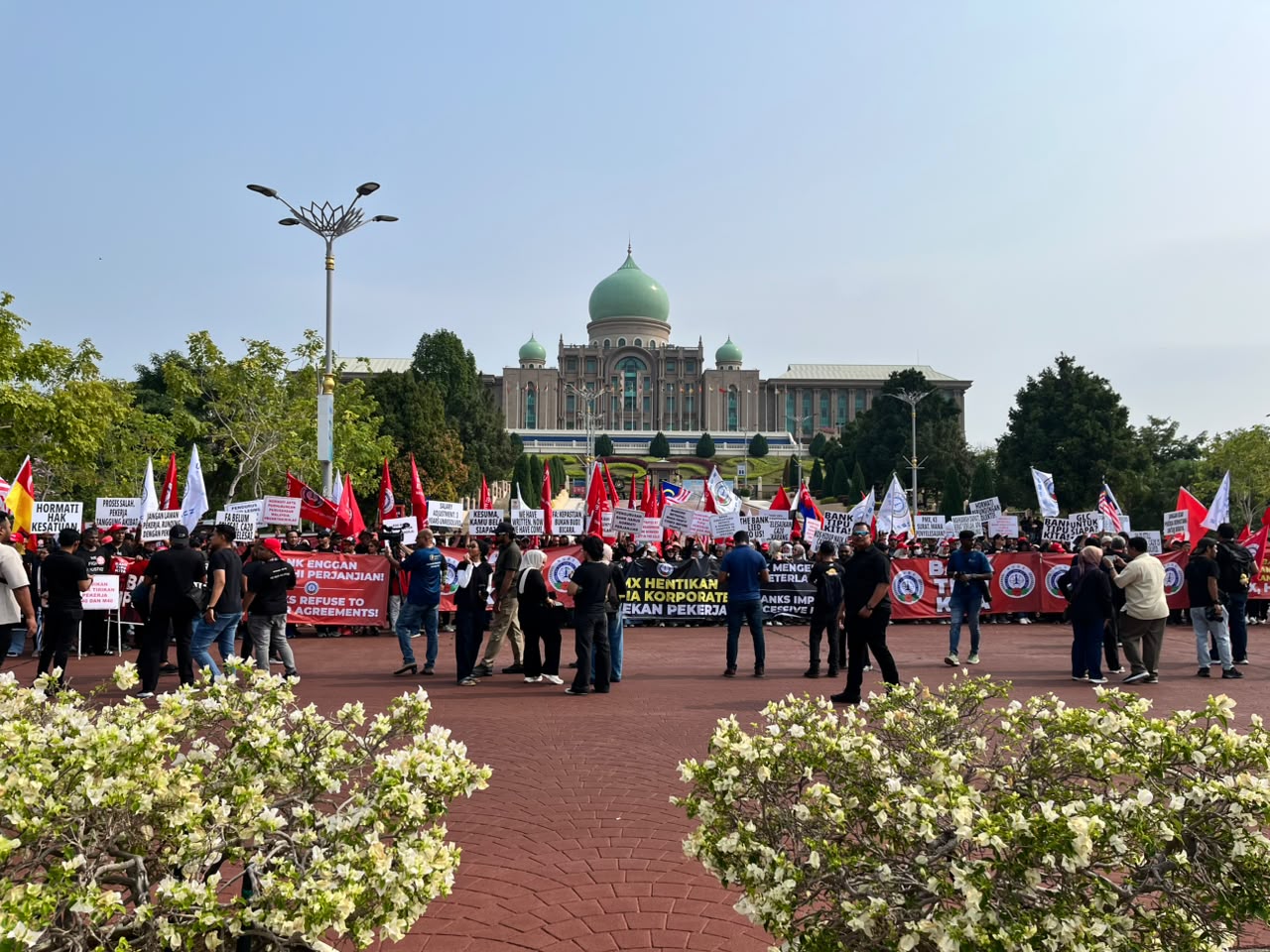 Solidariti NUBE #BankTipuKita: Perjuangan Pekerja Bank Perlu Melangkah ke Hadapan 1 Ahli NUBE berhimpun membawa sepanduk dan bendera dalam demonstrasi #BankTipuKita di Putrajaya pada 3 Oktober 2026.