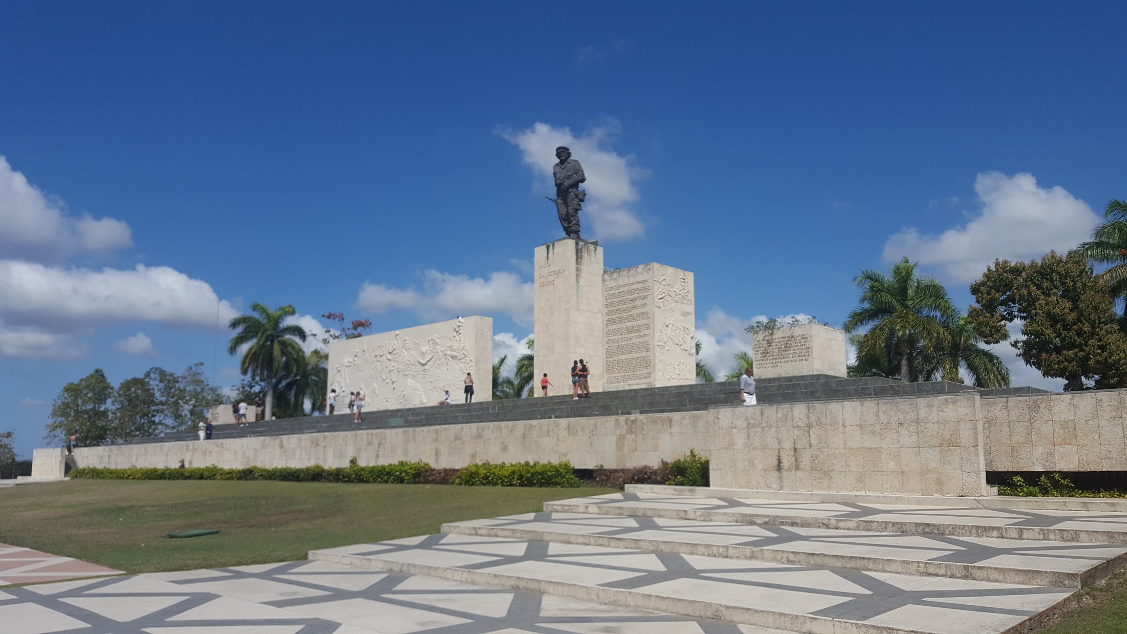Che Guevara: Legasi Revolusi dan Pengajaran Perjuangannya 9 Patung dan kompleks peringatan Che Guevara di Santa Clara, Cuba.