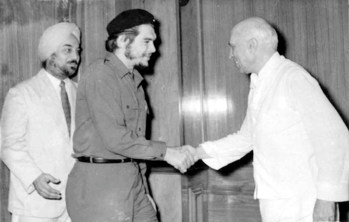 Che Guevara: Legasi Revolusi dan Pengajaran Perjuangannya 4 Che Guevara bertemu Perdana Menteri India Jawaharlal Nehru semasa lawatan muhibahnya ke India, Julai 1959.