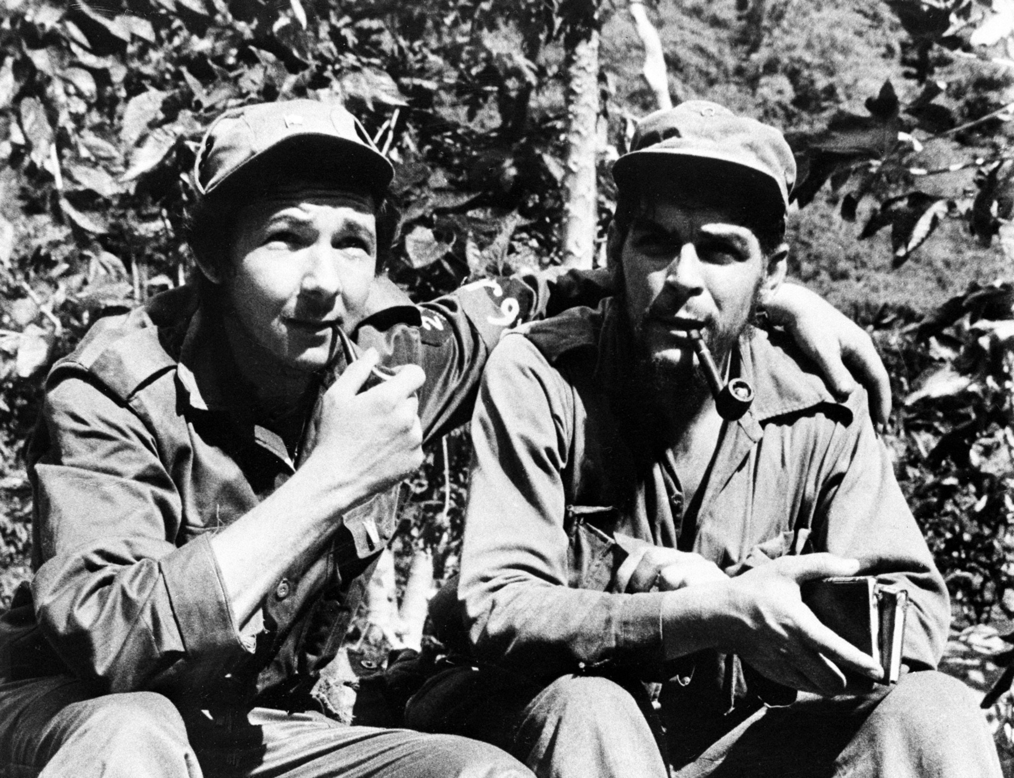 Che Guevara: Legasi Revolusi dan Pengajaran Perjuangannya 3 Raúl Castro (kiri) dan Che Guevara di Cuba pada tahun 1958.