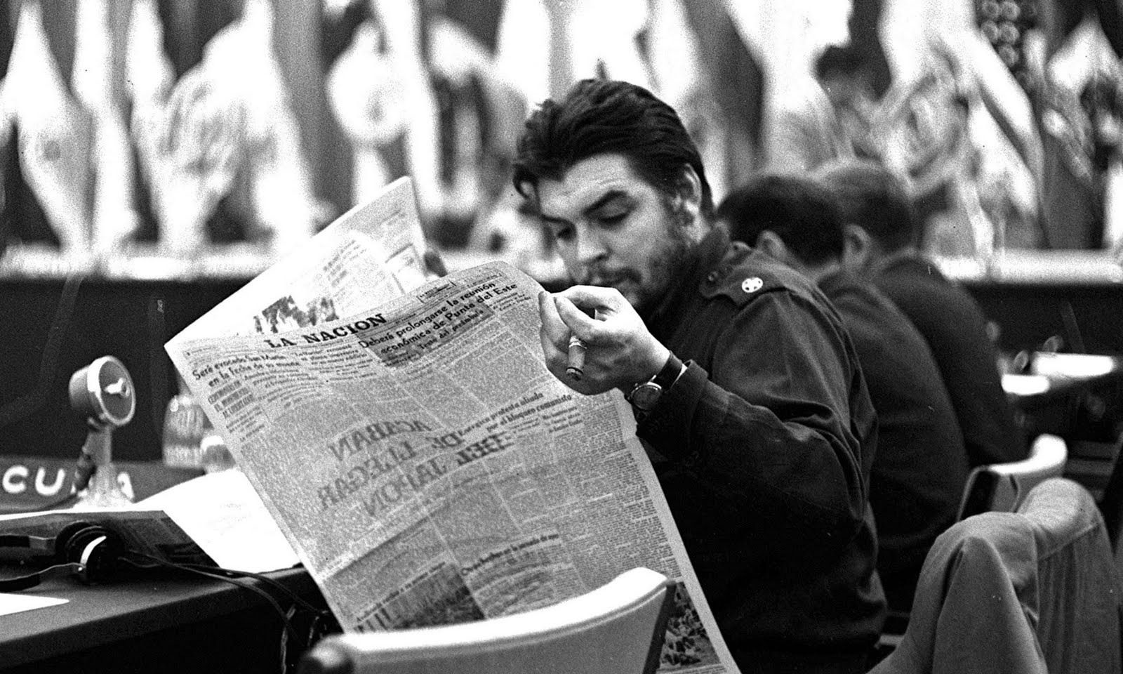 Che Guevara: Legasi Revolusi dan Pengajaran Perjuangannya 10 Che Guevara membaca akhbar La Nación / Che Guevara reading La Nación at a conference table, 1961.