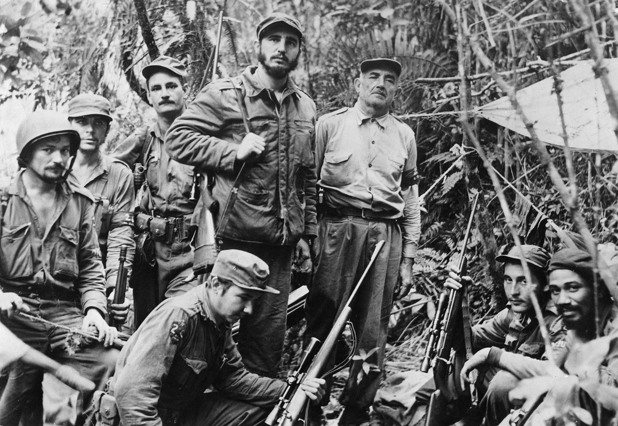 Che Guevara: Legasi Revolusi dan Pengajaran Perjuangannya 2 Che Guevara (kedua dari kiri) bersama Fidel Castro dan rakan-rakan gerila di Sierra Maestra semasa Revolusi Cuba.