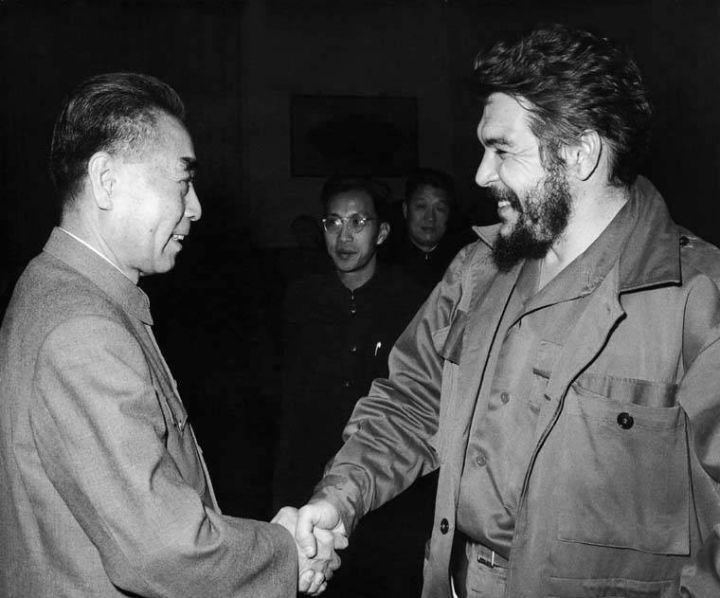 Che Guevara: Legasi Revolusi dan Pengajaran Perjuangannya 6 Perdana Menteri China Zhou Enlai menyambut Che Guevara semasa lawatan keduanya ke China, Februari 1965.