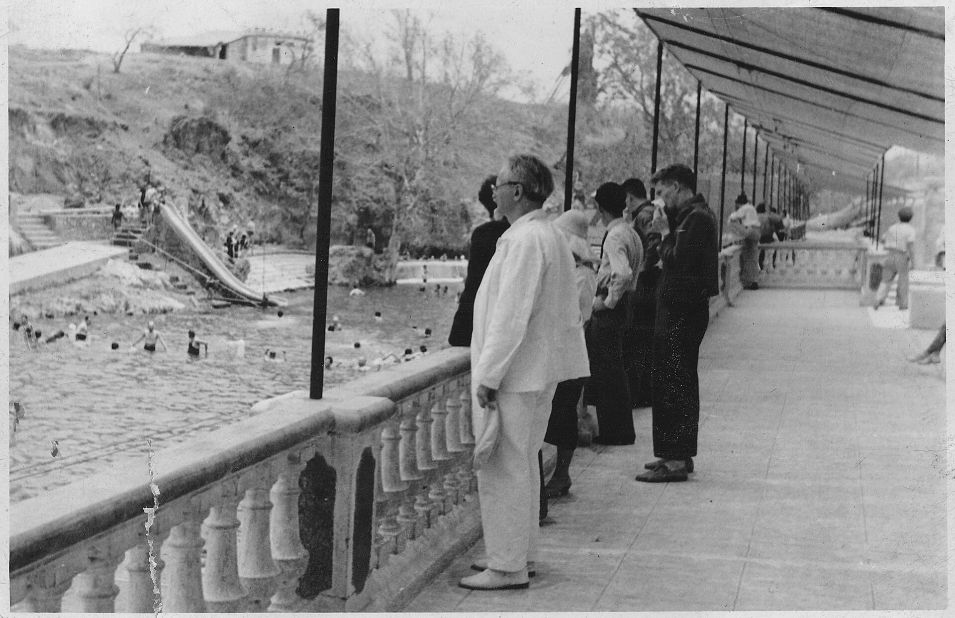 Revolusi Rusia 22 Leon Trotsky di balkoni di Hot Springs, Mexico, sekitar Mei 1938. National Archives and Records Administration, nombor rekod 283643.