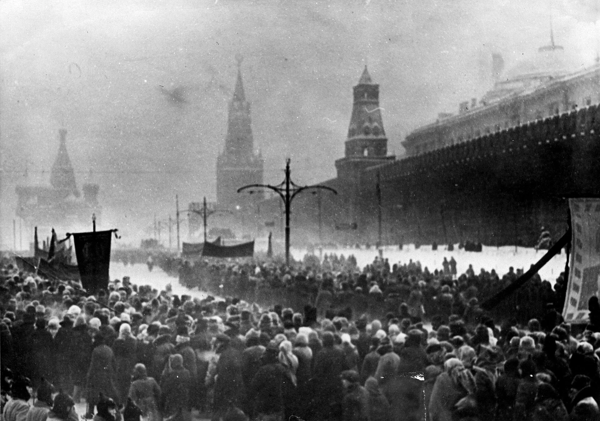 Revolusi Rusia 20 Orang ramai menghampiri jenazah Lenin berhampiran Kremlin, Moscow, Januari 1924. Koleksi Spaarnestad Photo / Nationaal Archief.