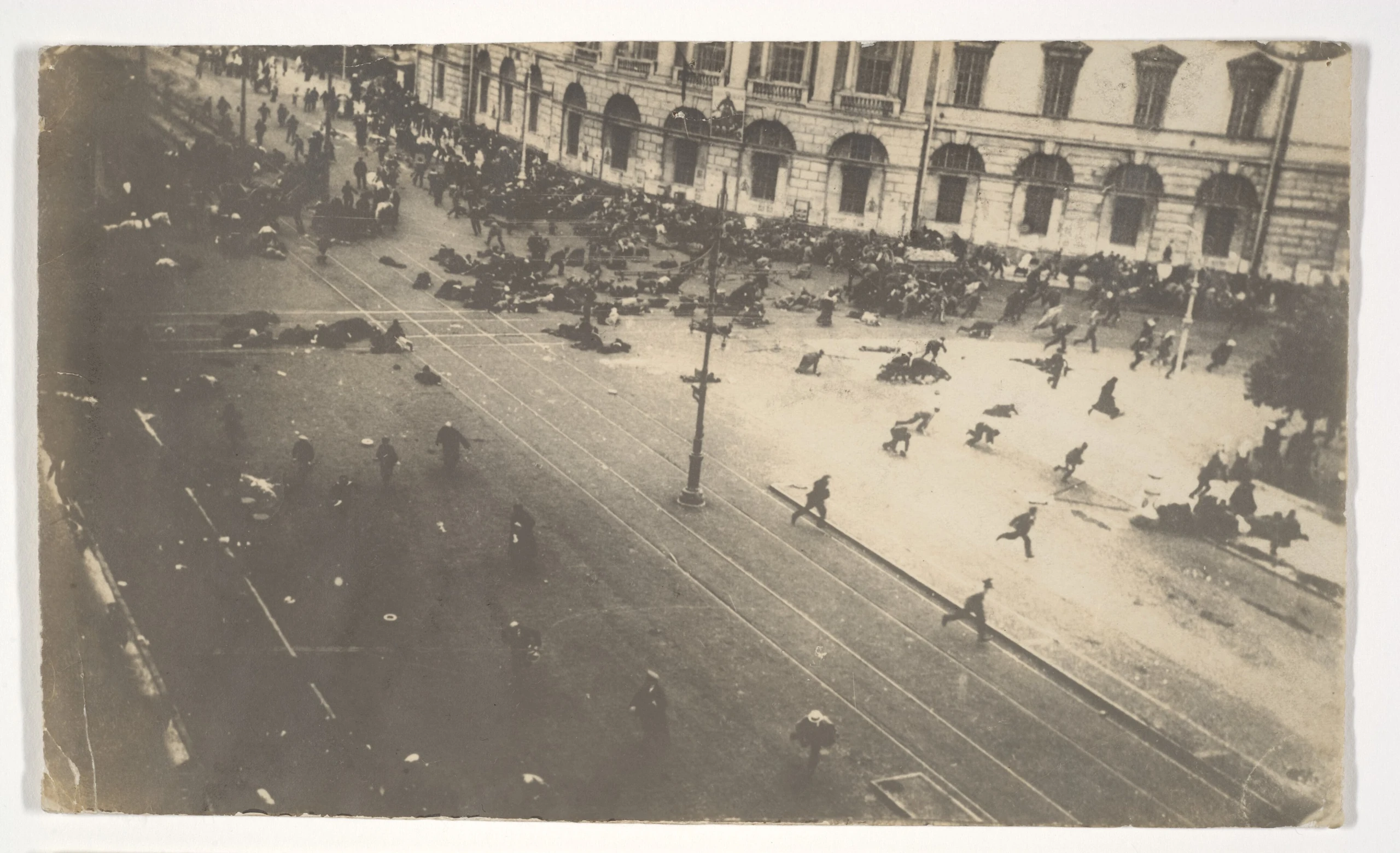 Laman Utama 18 Nevsky Prospect, Petrograd, Hari-hari Julai 1917