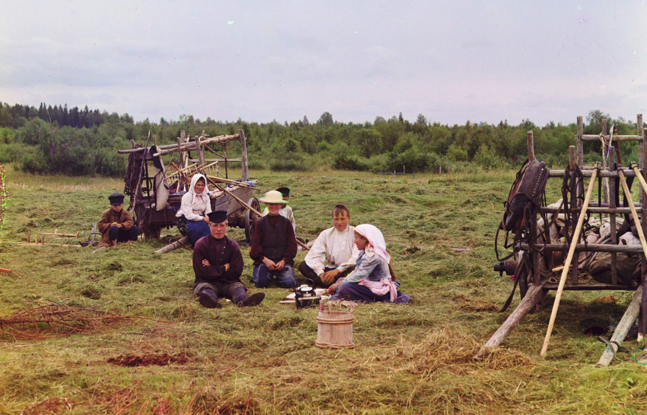 Revolusi Rusia 2 Petani menuai rumput kering di wilayah Nizhny Novgorod, 1909. Foto warna Sergei Prokudin-Gorskii memperlihatkan kehidupan desa beberapa dekad selepas pembebasan serf.