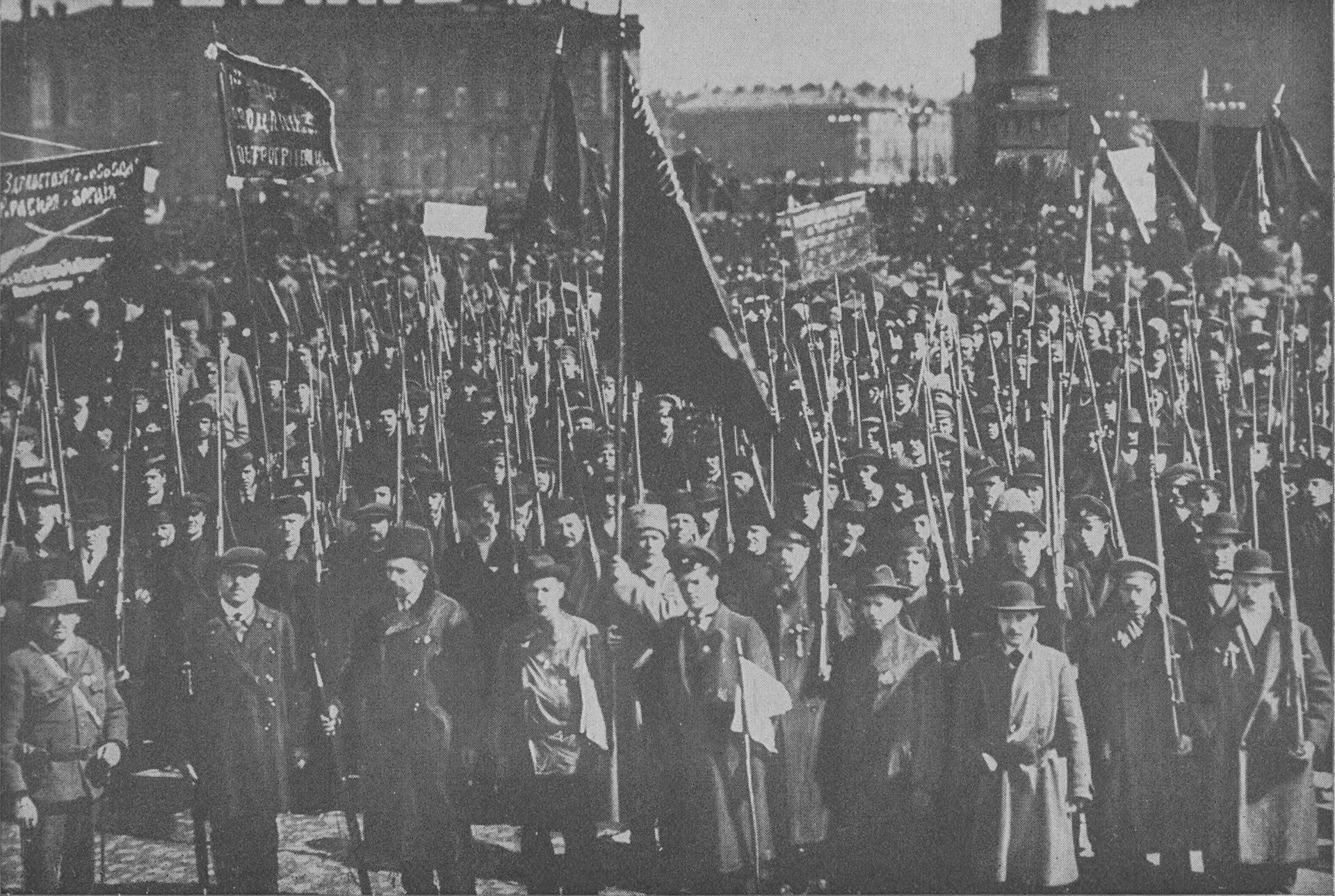 Revolusi Rusia 13 Pengawal Merah berhampiran Istana Musim Sejuk, Petrograd, musim luruh 1917. Diterbitkan semula dalam Through the Russian Revolution (1921) oleh Albert Rhys Williams.