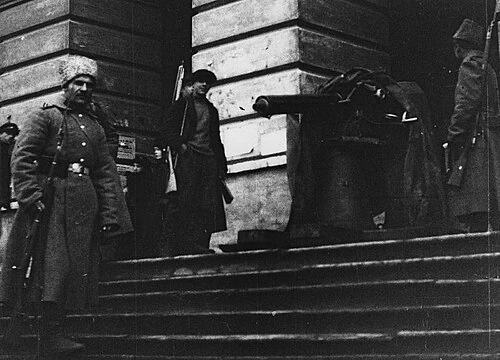 Revolusi Rusia 15 Pintu masuk Smolny, Petrograd, Oktober 1917. Smolny menjadi pusat kegiatan soviet dan Bolshevik.
