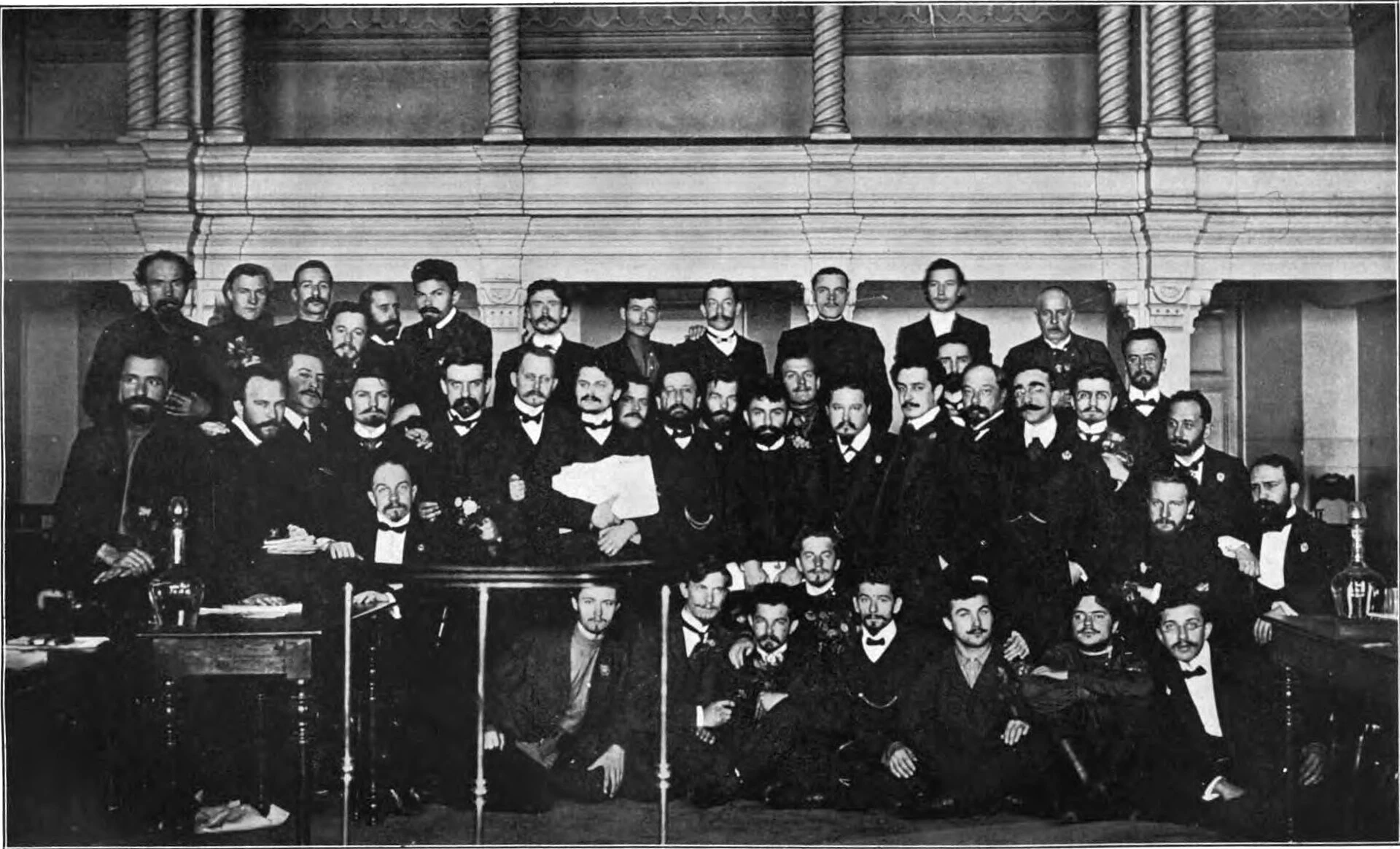 Revolusi Rusia 4 Tertuduh dan peguam dalam perbicaraan Soviet St Petersburg, 1906, selepas kekalahan revolusi 1905.