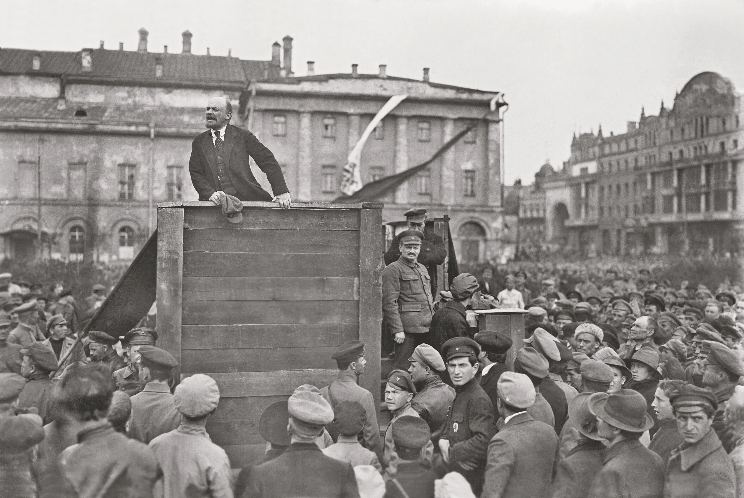 Revolusi Rusia 17 Lenin berucap kepada unit Tentera Merah di Dataran Sverdlov, Moscow, 5 Mei 1920. Trotsky dan Kamenev berdiri di sisi tangga. Foto oleh Grigory Goldstein.