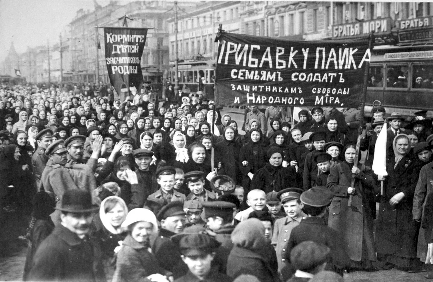 Revolusi Rusia 12 Pekerja Putilov berdemonstrasi ketika Revolusi Februari 1917. Hari tepat foto ini belum dipastikan.