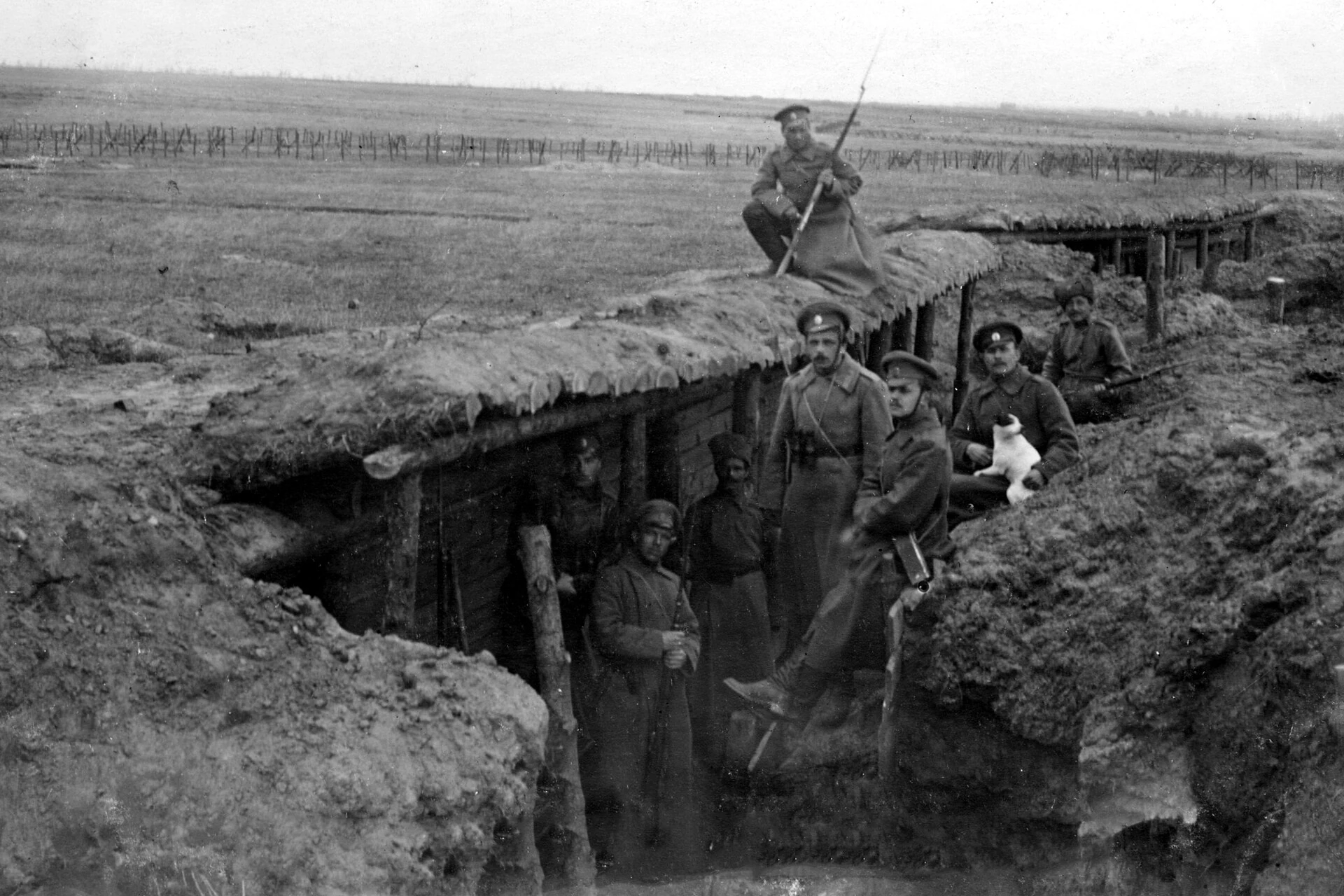 Revolusi Rusia 10 Parit pertahanan Rusia berhampiran Smorgon, April 1917. Pemandangan Barisan Timur dalam perang yang menggoncang rejim tsar. Fail Commons merekodkan penyuntingan digital terdahulu.